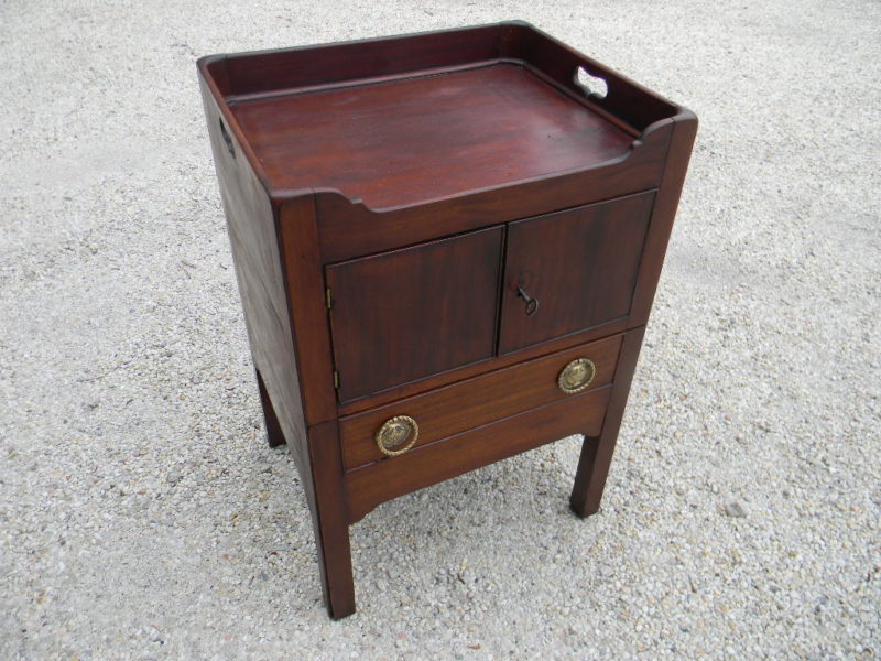 Mahogany Side Table or English 19th century,30”t20’w,325
